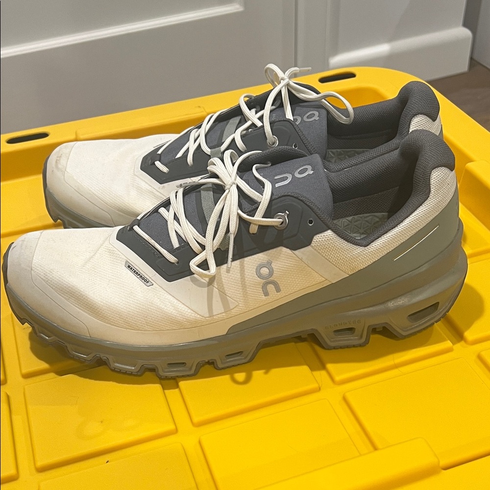 On Cloud Running Men's Cream and Gray Athletic Shoes